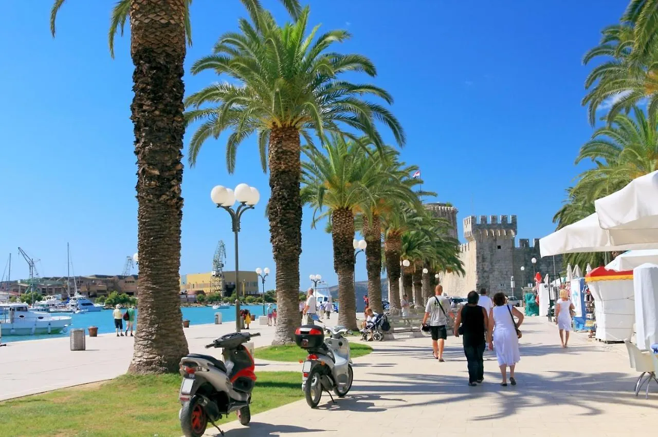 Studio Apartment In Mastrinka With Loggia, Air Conditioning, Wifi 5159-2 Trogir